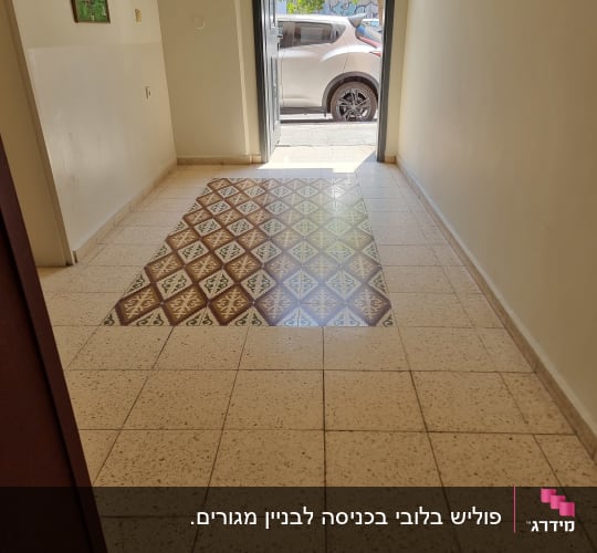 רצפה נקייה עם אריחים מבריקים במסדרון